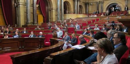 El pleno del Parlament ha empezado a las 10.15 horas este miércoles, con quince minutos de retraso, respecto a la hora programada y cambios importantes en el orden del día.