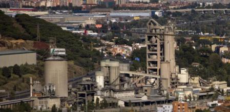 La cementera de Lafarge en Montcada i Reixac en una foto de archivo