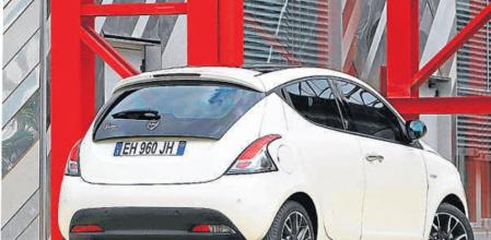 El nuevo Ypsilon se ofrece con carrocería de cinco puertas respondiendo a las tendencias de mercado del segmento B, donde dos tercios de las ventas corresponden a vehículos con esta configuración