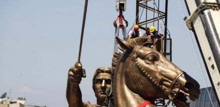 Último pulido al polémico y gigantesco monumento