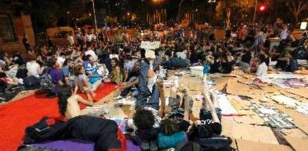 Indignados del movimiento 15M junto al Congreso de los Diputados, en Madrid, donde protestan contra la nueva ley de la reforma laboral