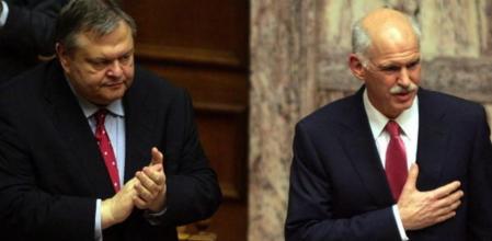 El primer ministro griego, Yorgos Papandreu, junto al ministro de Finanzas, Evangelos Venizelos, tras superar el voto de confianza del Parlamento