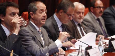 Felip Puig (segundo por la izquierda) ha comparecido en el Parlament para dar explicaciones de los disturbios por el intento de bloquear la cámara catalana por parte de algunos indignados