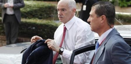 El primer ministro griego Yorgos Papandréu llega a la cumbre de jefes de estado de la UE que se celebra en Bruselas