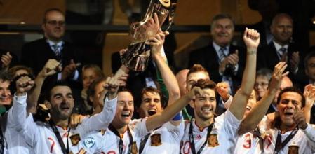 El capitán del equipo español Javi Martinez sostiene el trofeo durante la celebración tras quedar campeones al vencer 2-0 ante Suiza durante la final del Europeo Sub'21