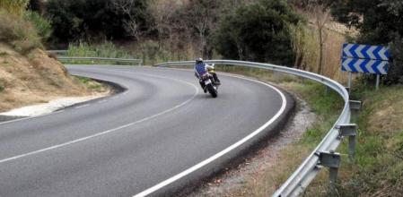 Los motoristas denuncian que los guardarraíles son peligrosos para los motoristas.