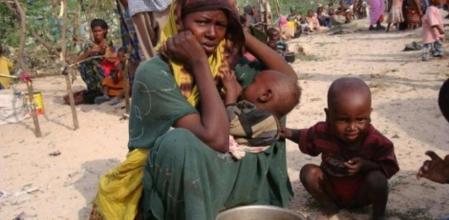 Una mujer somalí y sus hijos padecen la hambruna que asola el país africano