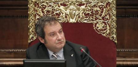El socialista Jordi Hereu, que concluye su mandato como alcalde de Barcelona, durante el pleno de despedida celebrado hoy en el Ayuntamiento de Barcelona