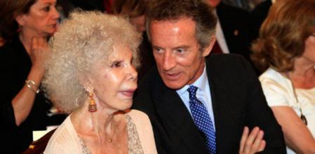 La duquesa de Alba, Cayetana Fitz James y su pareja, Alfonso Diez, durante un acto en Sevilla