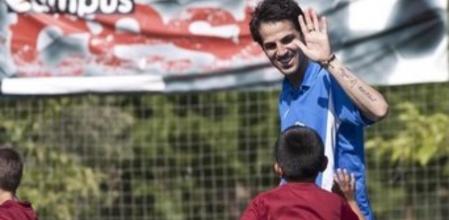 El centrocampista Cesc Fàbregas, jugador del Arsenal inglés y pretendido por el Barcelona, durante su participación en el campus infantil que organiza en Tordera (Barcelona)