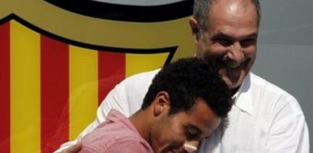 El centrocampista Thiago Alcántara (i) y el director deportivo del FC Barcelona. Andoni Zubizarreta, se abrazan tras el acuerdo al que han llegado el jugador y el club para mejorar y ampliar el contrato de Thiago hasta el 30 de junio de 2015