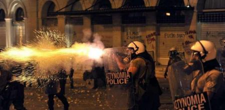 La policía dispersa a los manifestantes griegos cerca del Parlamento