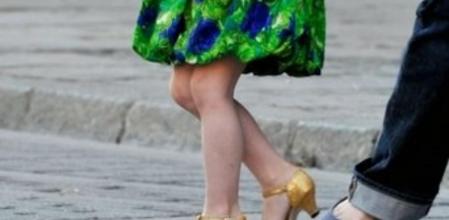 Los tacones son habituales en los modelitos de la hija de Katie Holmes y Tom Cruise