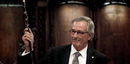 El convergente Xavier Trias levanta la vara de mando del Ayuntamiento de Barcelona tras ser proclamado nuevo alcalde de la capital catalana, convirtiendose en el primer alcalde no socialista desde la restauración de la democracia.