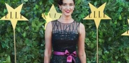 Blanca Romero posando con un Óscar de la Renta