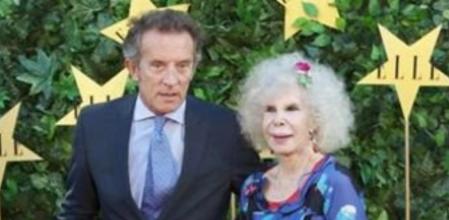 La Duquesa de Alba acompañada por Alfonso Díez