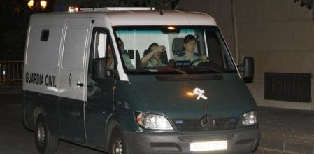 Salida de la Audiencia Nacional de un furgón de la Guardia Civil con el director general de la Sociedad Digital de Autores y Editores (sDae), José Luis Rodríguez Neri, y Rafael Ramos, vinculado a Microgénesis.