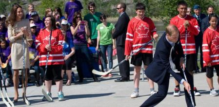 El Príncipe Guillermo y la Princesa Catalina durante un partido de hockey callejero en Canadá