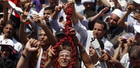 Manifestantes en la plaza Tahrir portan una soga