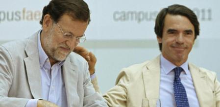 El líder del PP, Mariano Rajoy y el ex presidente del Gobierno y presidente de FAES José María Aznar, durante la clausura en Navacerrada del campus de verano de esta fundación