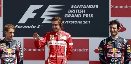 Fernando Alonso, en el podio de Silverstone junto a Vettel y Webber