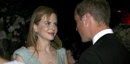 El duque de Cambridge, Guillermo (d) charla con la actriz australiana Nicole Kidman (i) durante la cena inaugural 'Brits to Watch 2011' de la Academia Británica para las Artes del Cine y la Televisión