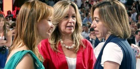 Las ministras de Sanidad y Política Social, Leire Pajín (i); de Asuntos Exteriores, Trinidad Jiménez, y de Defensa, Carme Chachón, durante el acto en el que Alfredo Pérez Rubalcaba ha sido ratificado como candidato del partido a la Presidencia del Gobierno