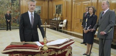 El nuevo ministro del Interior, Antonio Camacho, en el momento de prometer su cargo ante los Reyes de España y el presidente del Gobierno, josé Luis Rodríguez Zapatero