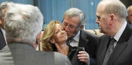 El presidente del Eurogrupo y primer ministro de Luxemburgo, Jean-Claude Juncker, saluda con un beso a Elena Salgado