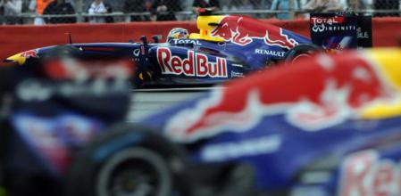 Webber intentó adelantar a Vettel durante el GP de Gran Bretaña