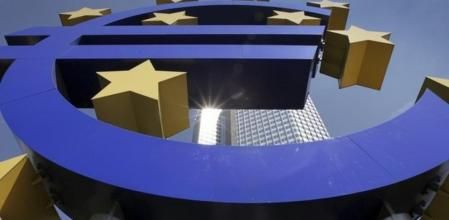 El símbolo del Euro en la sede del Banco Central Europeo en Frankfurt.