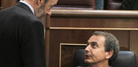 El presidente del Gobierno, José Luís Rodríguez Zapatero, conversa con Alfredo Pérez Rubalcaba durante el último pleno del Congreso