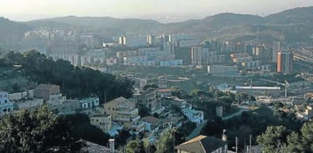 Vista del barrio de Torre Baró, en la falda de Collserola, con Can Cuyàs y Ciutat Meridiana a lo lejos.