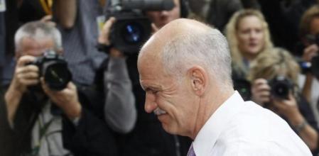 El primer ministro griego, Yorgos Papandréu, a su llegada a la cumbre extraordinaria de jefes de Estado y de Gobierno de la zona euro, en la sede del Consejo Europeo, en Bruselas.