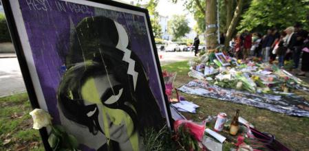 Flores y tributes dejados en Camden Square, fuera de la casa de Amy Winehouse después de su muerte