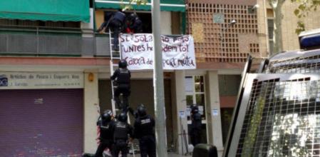 Imagen de los agentes de los Mossos d'Esquadra accediendo al piso a desahuciar en el Clot por el balcón, tomada por uno de los activistas presentes