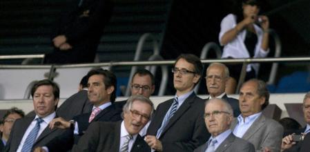 El alcalde de Barcelona, Xavier Trias (c), a su llegada al palco, donde ha tenido que soportar una sonora pitada al principio del partido entre el RCD Espanyol y Boca Juniors argentino, correspondiente al Torneo Ciutat de Barcelona celebrado en Cornellá-El Prat, algo que se ha repetido de forma intermitente durante todo el encuentro