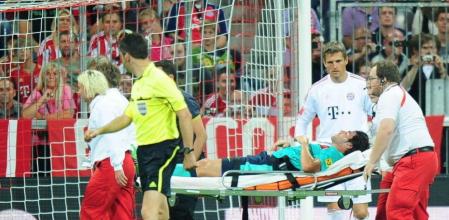 El jugador del FC Barcelona Jonathan Soriano es trasladado fuera del campo en una camilla en el partido ante el FC Bayern Munich durante la Copa Audi en el Allianz-Arena en Munich, Alemania