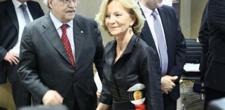 La vicepresidenta para Asuntos Económicos, Elena Salgado, pasa delante del conseller de Economia i Coneixement de la Generalitat de Catalunya, Andreu Mas-Colell, ayer, en la reunión del Consejo de Política Fiscal