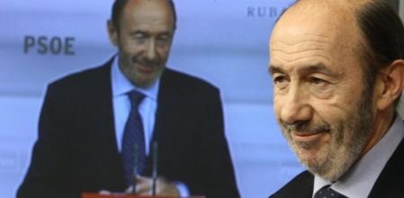 El candidato socialista a la Presidencia del Gobierno, Alfredo Pérez Rubalcaba, en la comparecencia de prensa celebrada hoy tras el anuncio de adelanto electoral realizado por el presidente José Luis Rodríguez Zapatero