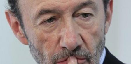 El candidato del PSOE, Alfredo Pérez Rubalcaba, en una reunión que mantuvo con las víctimas de los accidentes de tráfico