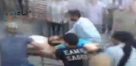 Imagen tomada del canal de televisión Al Arabiya de varios manifestantes sirios que evacúan a un hombre herido tras la operación del ejército sirio en la ciudad de Hama