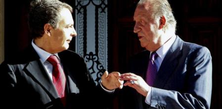 Zapatero y el Rey conversan frente al palacio de Miravent, residencia veraniega del monarca en Mallorca