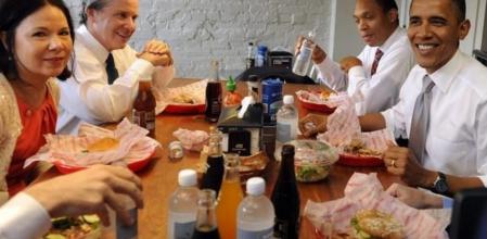 El presidente de los EE.UU., Barack Obama (d), y sus asesores Jack Lew, Rob Nabors, Nancy Ann DeParle, Bruce Reed y Gene Sperling disfrutan de su comida en un establecimiento en las proximidades del Capitolio de Washington D.C., EE.UU.