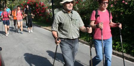 Basta coordinar los movimientos para que el cuerpo trabaje correctamente con la marcha nórdica