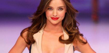 Miranda Kerr luce espectacular con un bañador con escote pronunciado en 'v'
