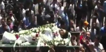 Una multitud transporta el cuerpo de un muerto durante los entrentamientos entre el régimen de Asad y manifestantes en la ciudad de Hama