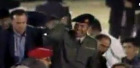 Imagen de una televisión árabe que muestra a Khamis Muammar (c), hijo del dictador libio Muamar el Gadafi, aclamado por unos seguidores libios en un lugar desconocido