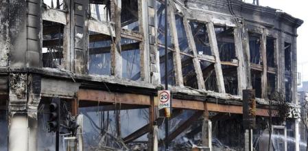 Aspecto que presenta uno de los edificios quemados durante los graves disturbios de Tottenham