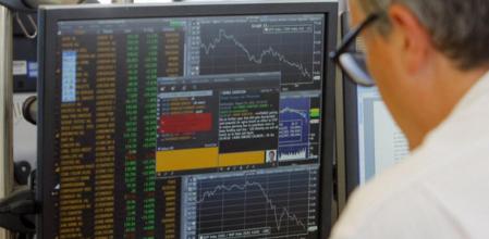Un broker mira su pantalla en la bolsa de París, una de las más afectadas en este miércoles negro marcado por las pérdidas en el sector financiero